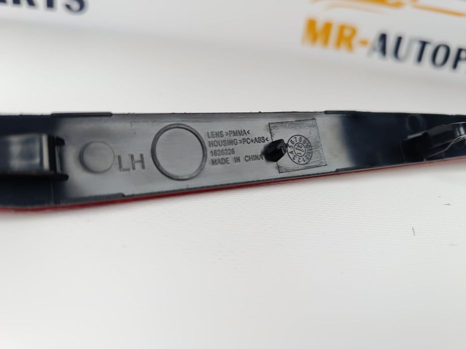 Відбивач катафот заднього бампера лівий правий Tesla Model Y