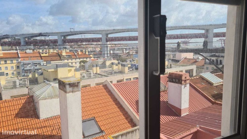 Apartamento T2+1 situadi no Alto de Santo Amaro