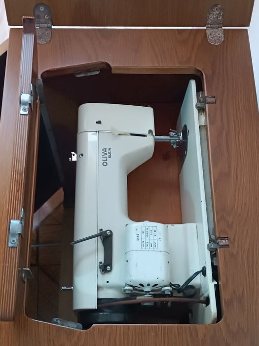 Máquina de costura Oliva Elgin (com móvel)