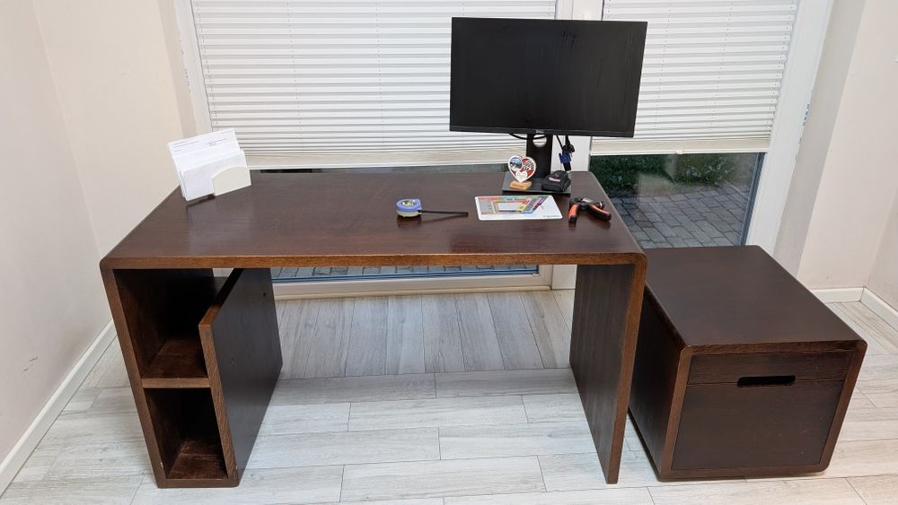 Solidne biurko plus kontener