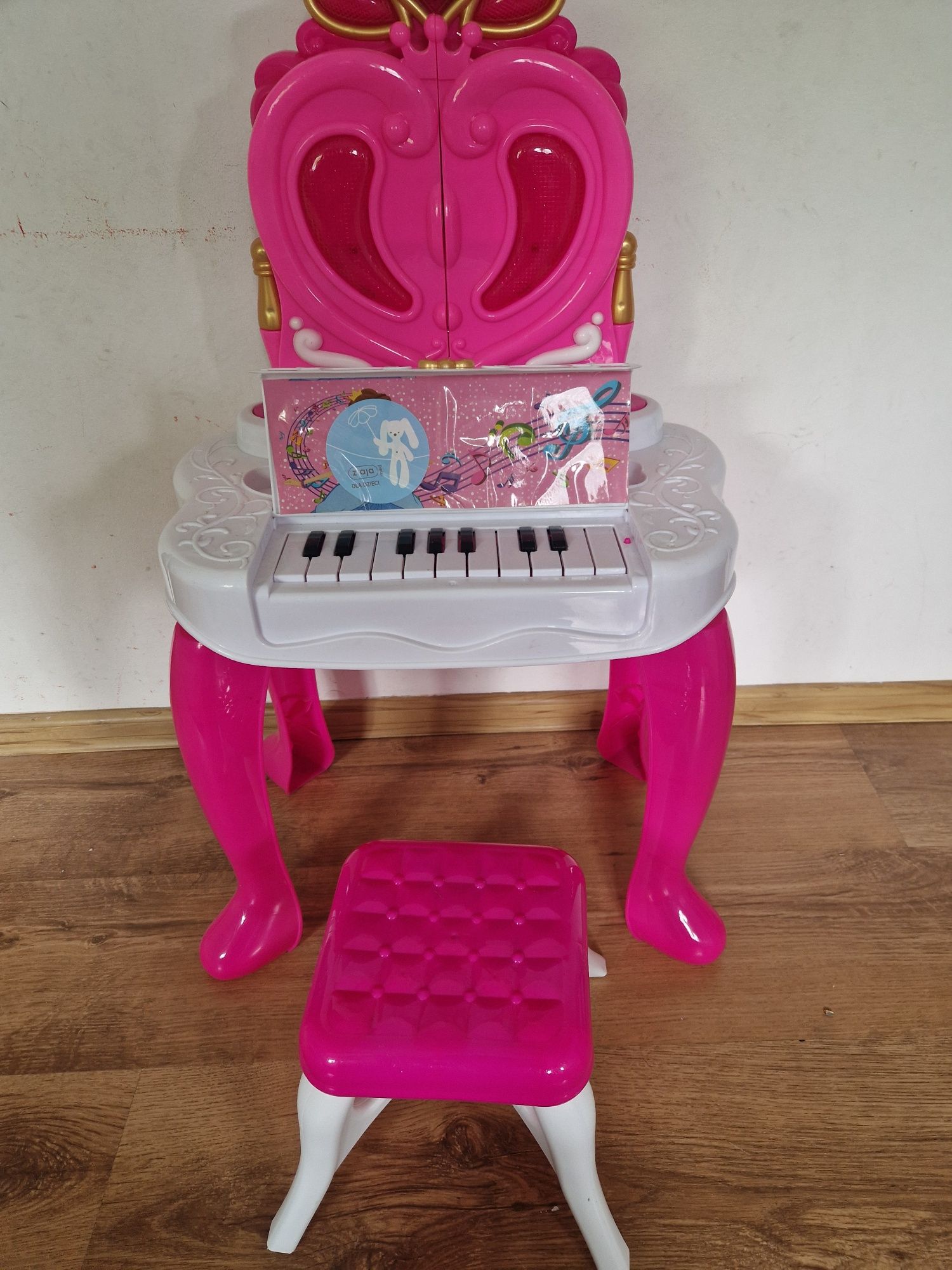 Toaletka z pianinem