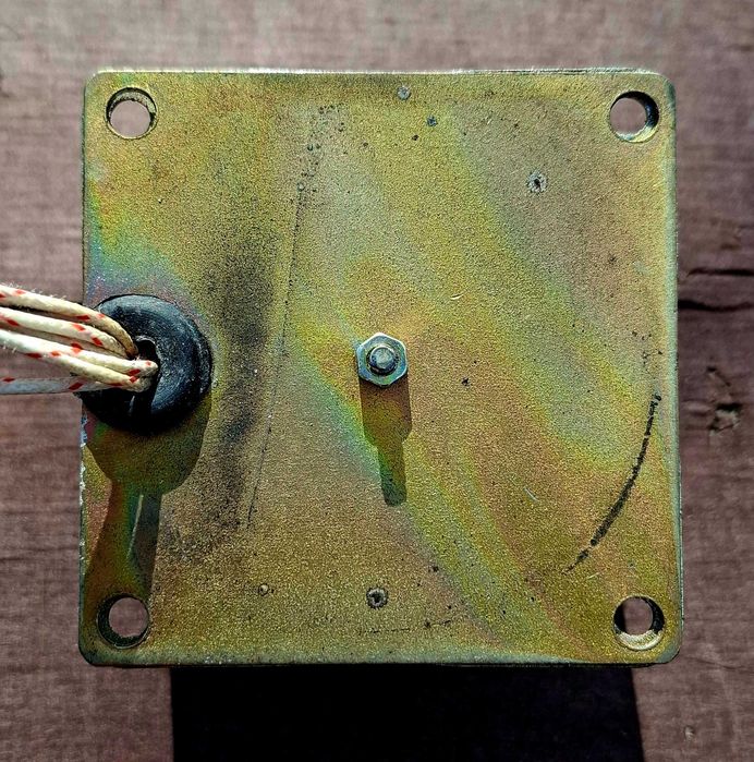 Тороїдальний трансформатор в екранованому металевому ковпаку