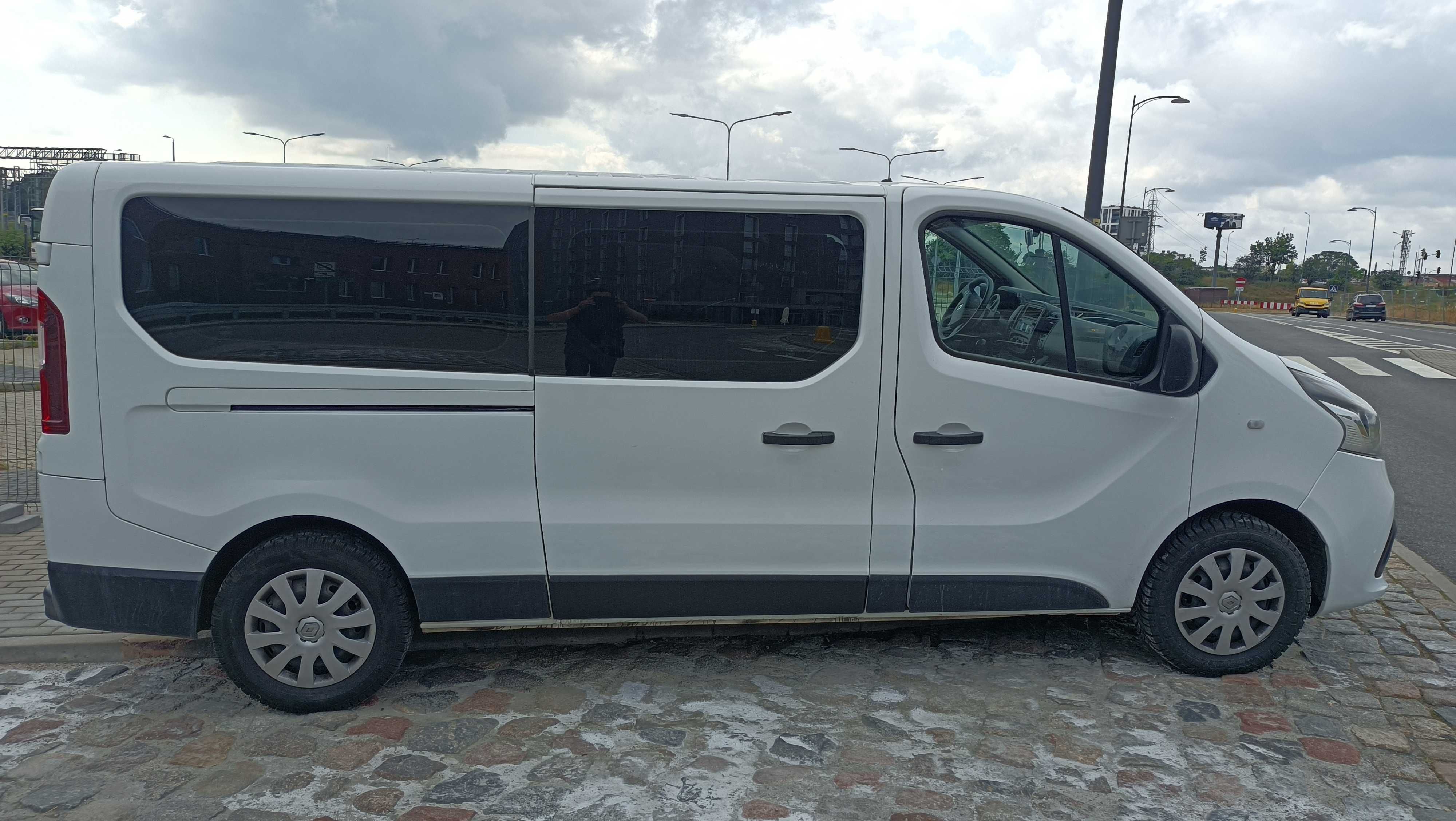 Wypożyczalnia bus 9 osobowy LONG Renault Trafic Wynajem