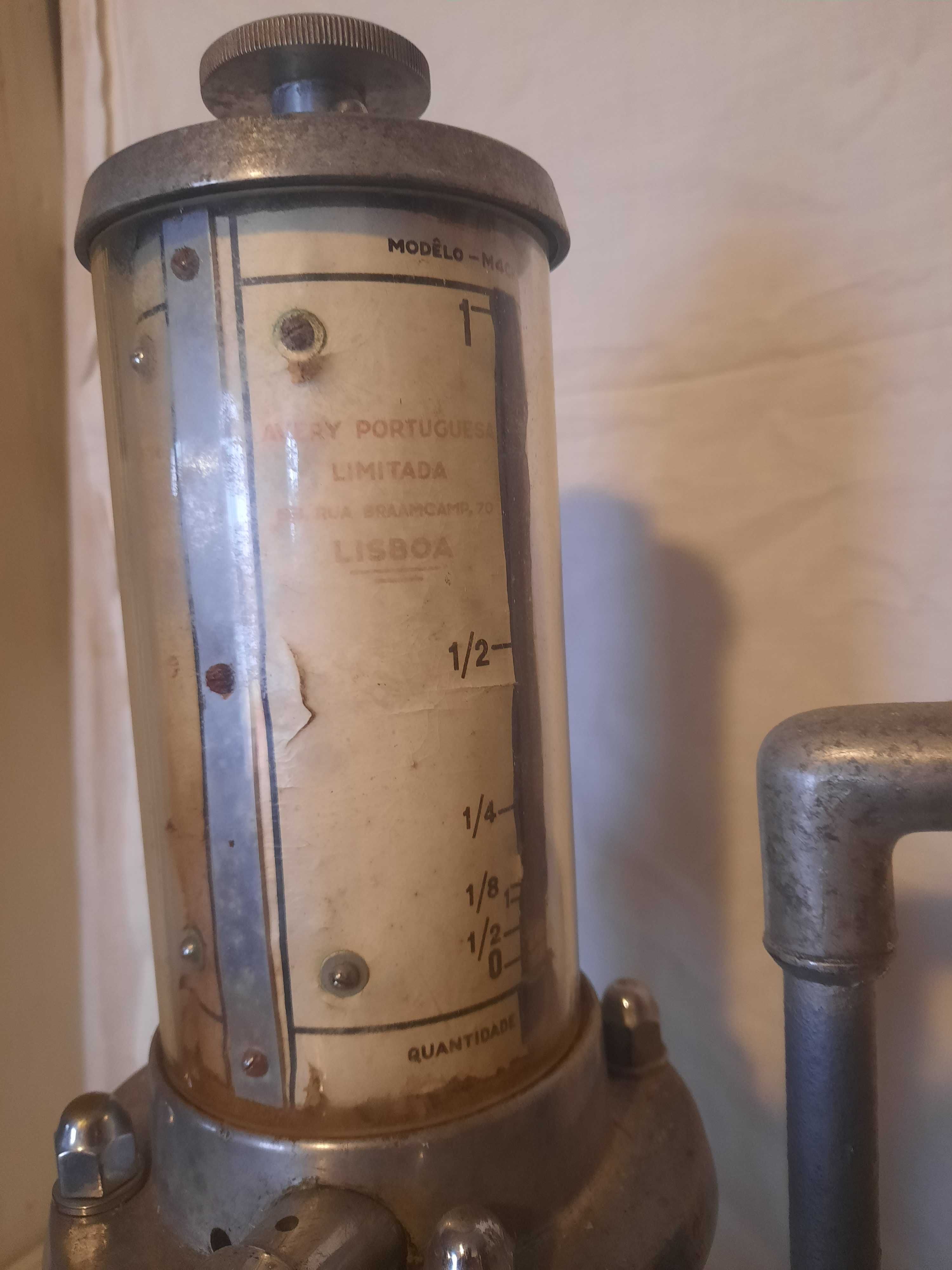 Máquina antiga de vender petróleo ao litro