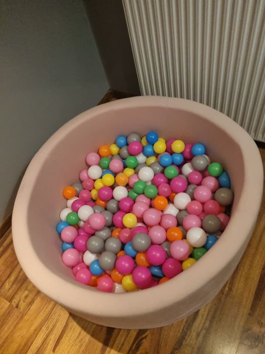 Basen z kulkami rózowy
