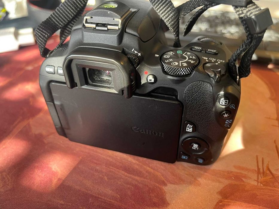 Canon 200D + Objectiva 18 - 55  + Mochila Manfrotto Advance 2 Active