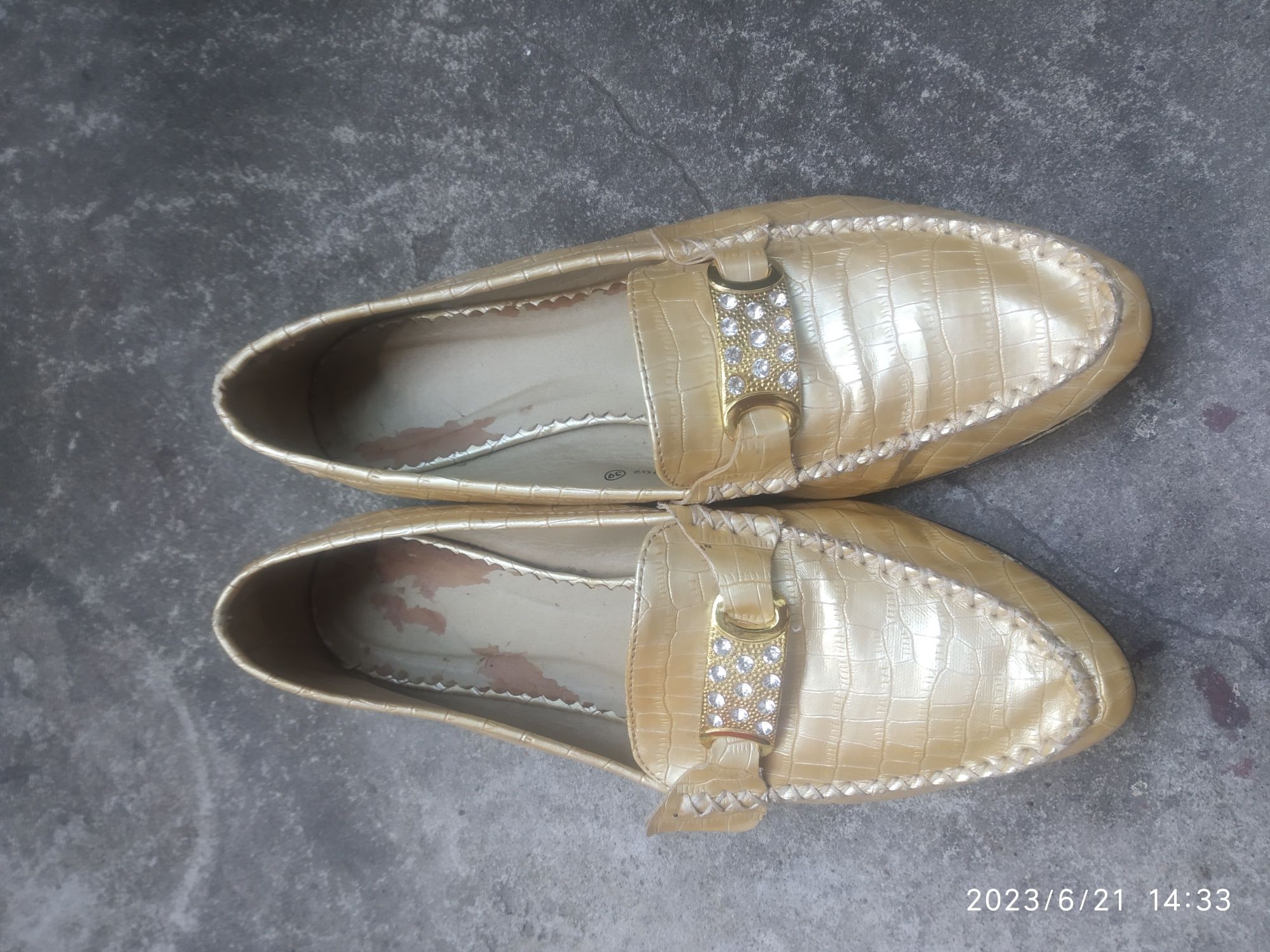 Женские золотые туфли на низком ходу 39р
