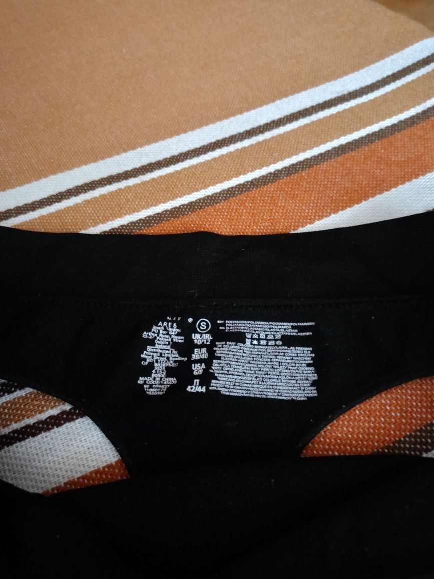 Czarne męskie stringi.