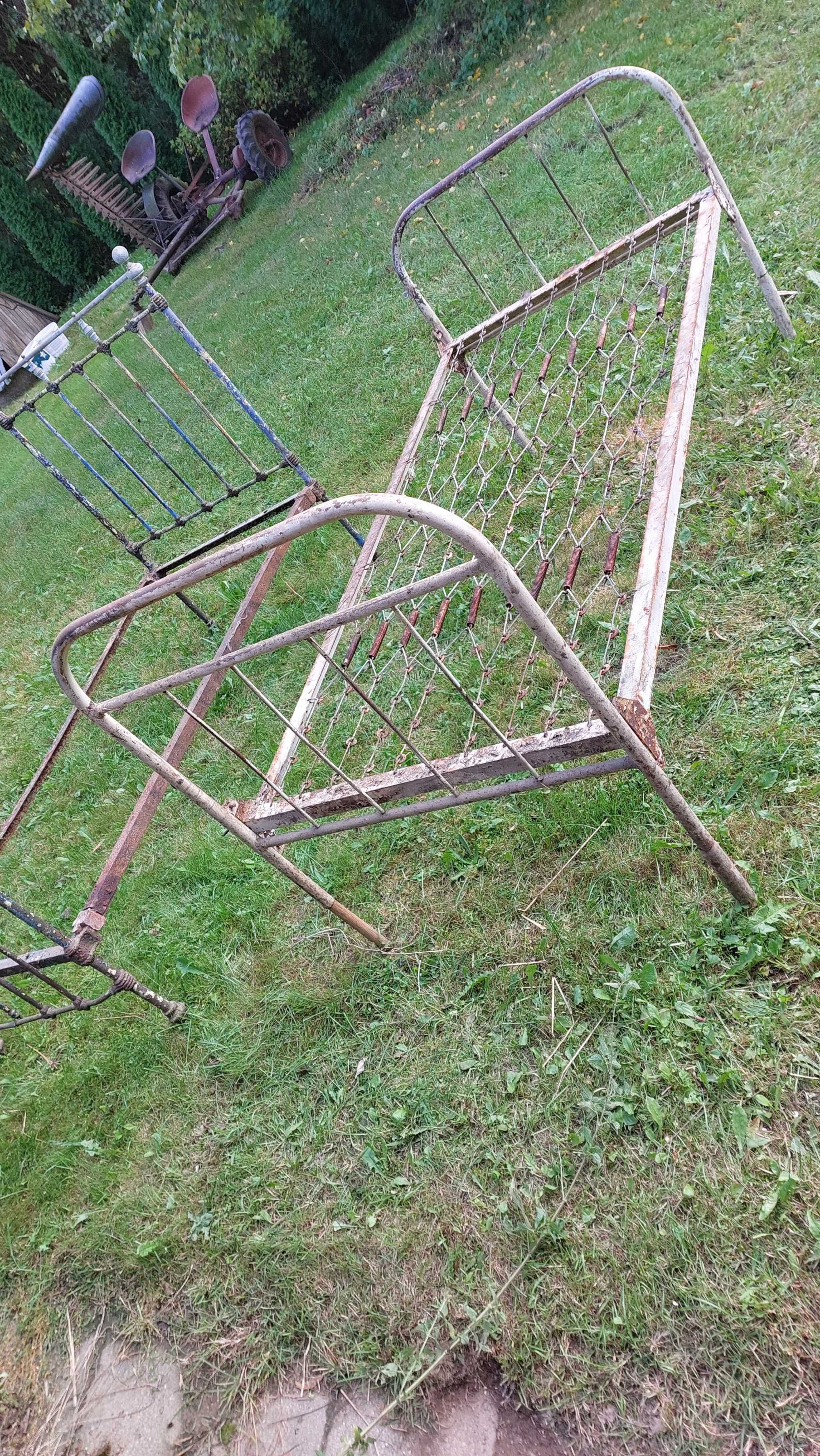 Trzy metalowe łóżka z PRL-u do renowacji.