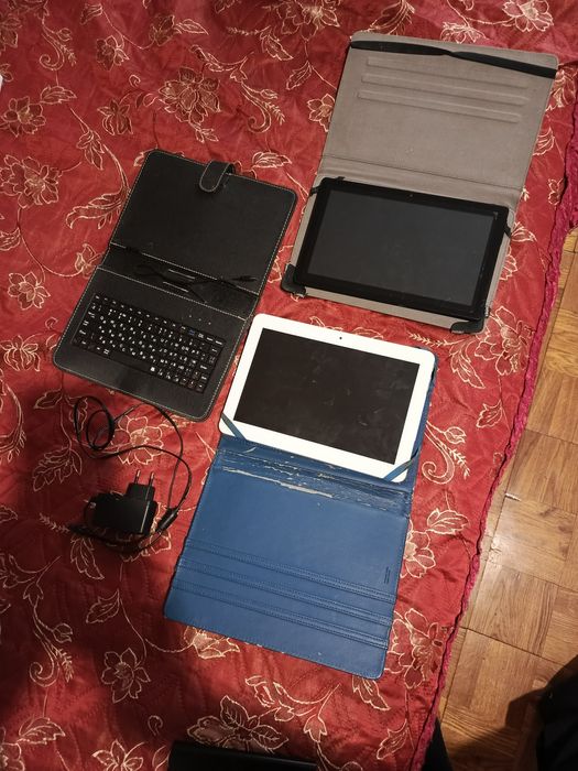 Продам два планшети робочі у чорного не тримає батарея у білому тримає