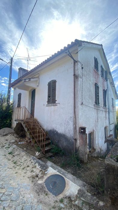 Moradia / Terreno/ Garagem