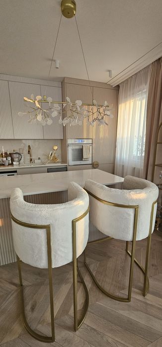 2 hokery barowe glamour boucle złote nogi