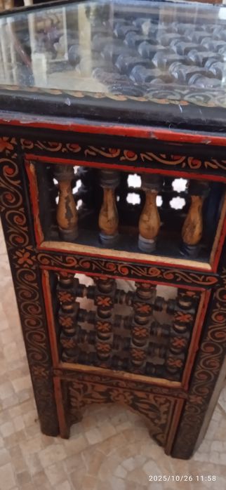 Vende-se duas pequenas mesas de pedestal marroquinas