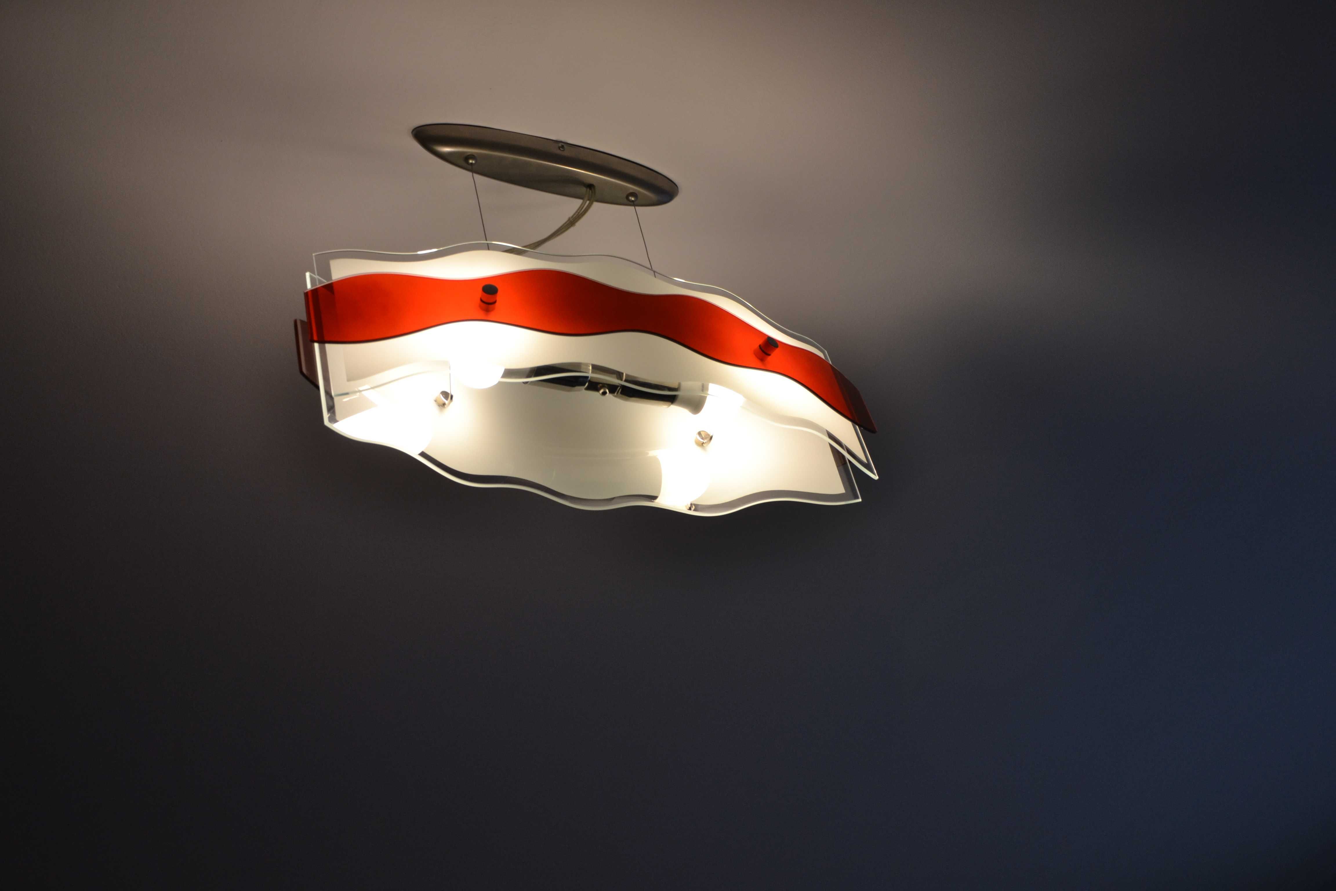 Używana LAMPA ŻYRANDOL szklana Biało Czerwona z niklowaną oprawą SUPER