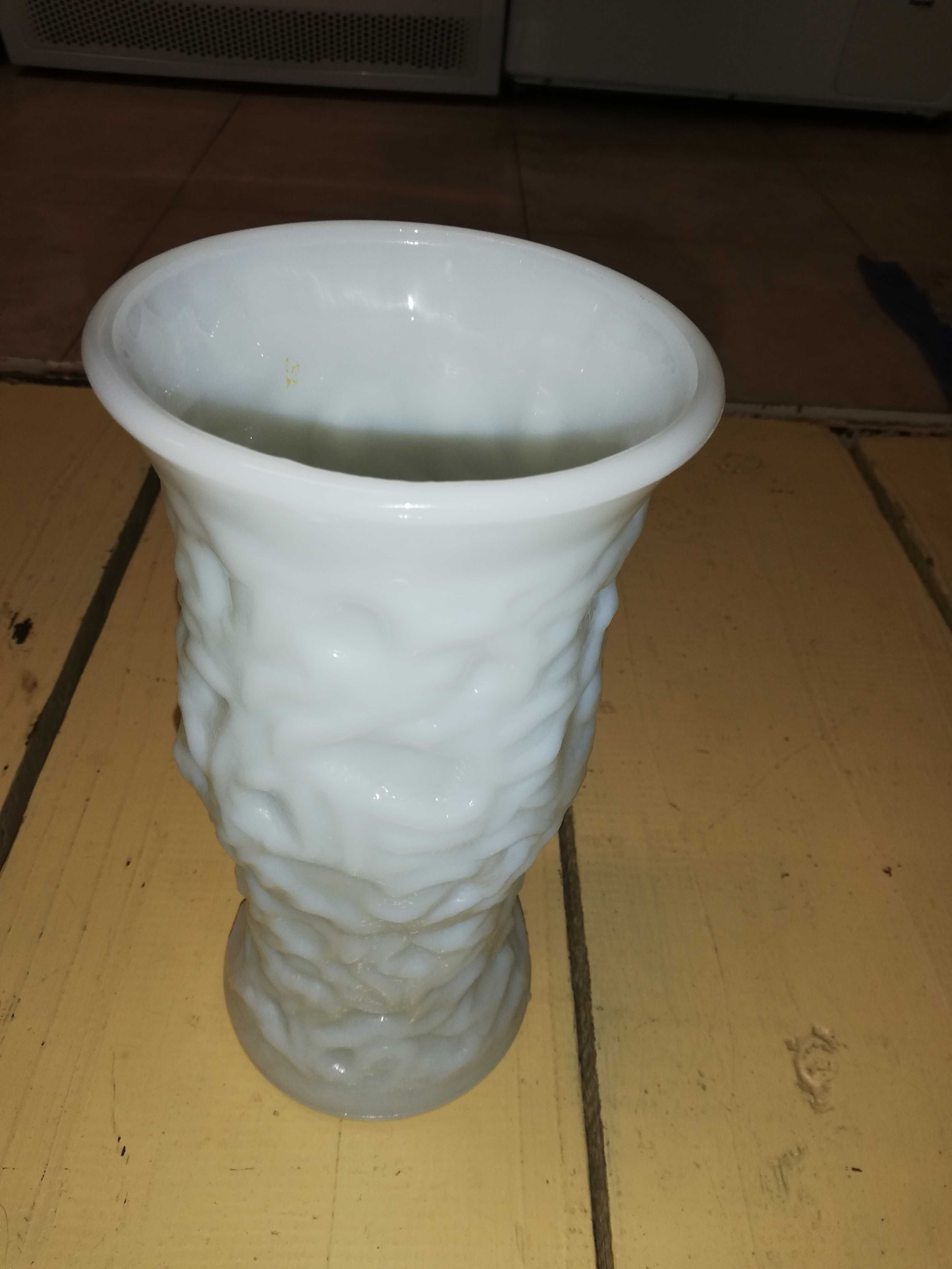 Biały szklany wazon z USA