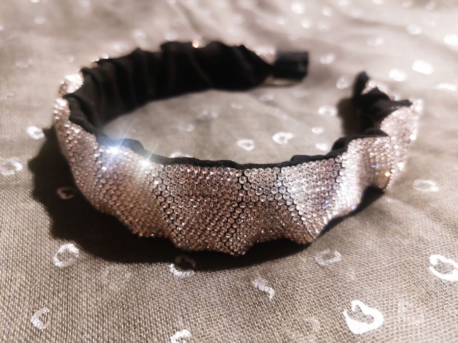 Обруч новый из мерцающих камешков