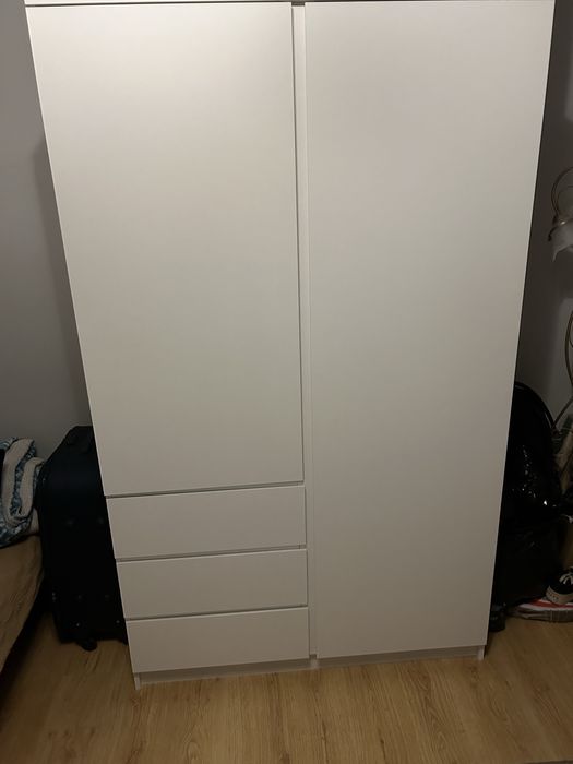 Biala szafa na ubrania