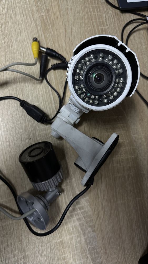 Відеорєєстратор Hikvision DS-7108HWI-SL з камерами