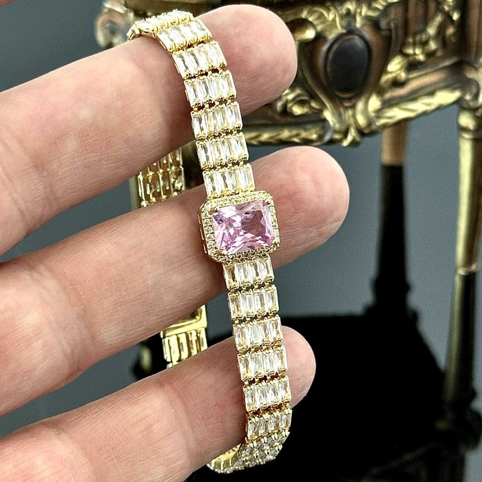 Bransoletka z Cyrkoniami i różowym Topazem, pochodzi z Londynu