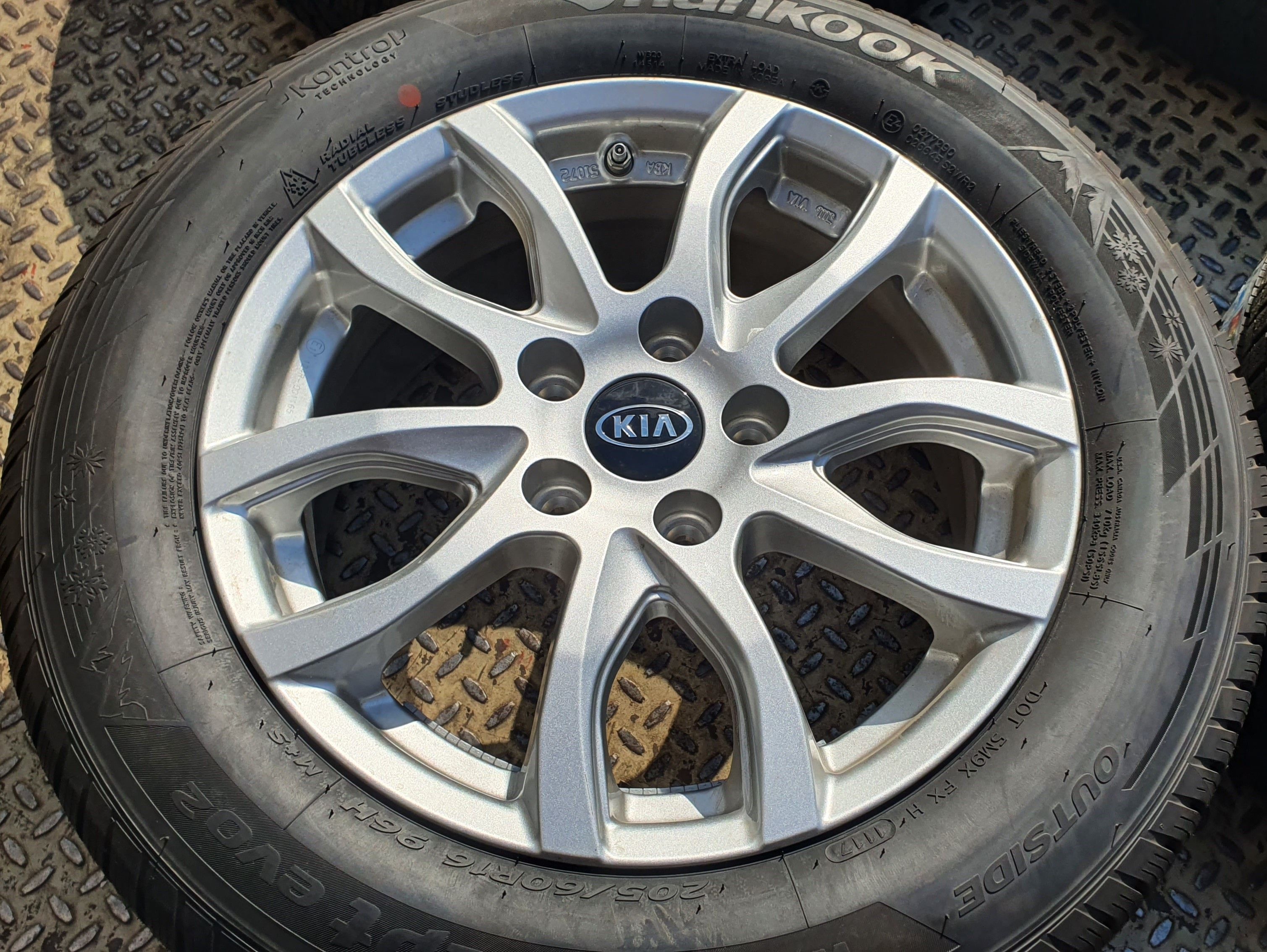 4x Felgi oryginalne KIA 16 5x114,3 ET42,5 + TPMS