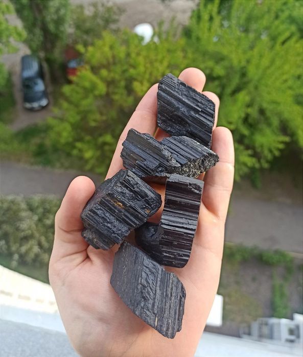 Натуральний турмалін.Шерл,натуральні мінерали,чорний турмалін,кристал.