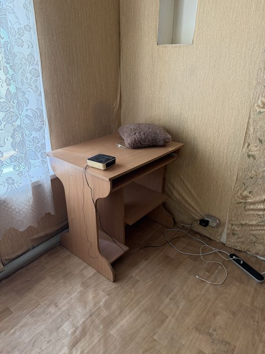 Стіл компютерний, ліжко односпальне, полиця, торшер, крісла мякі 2 шт