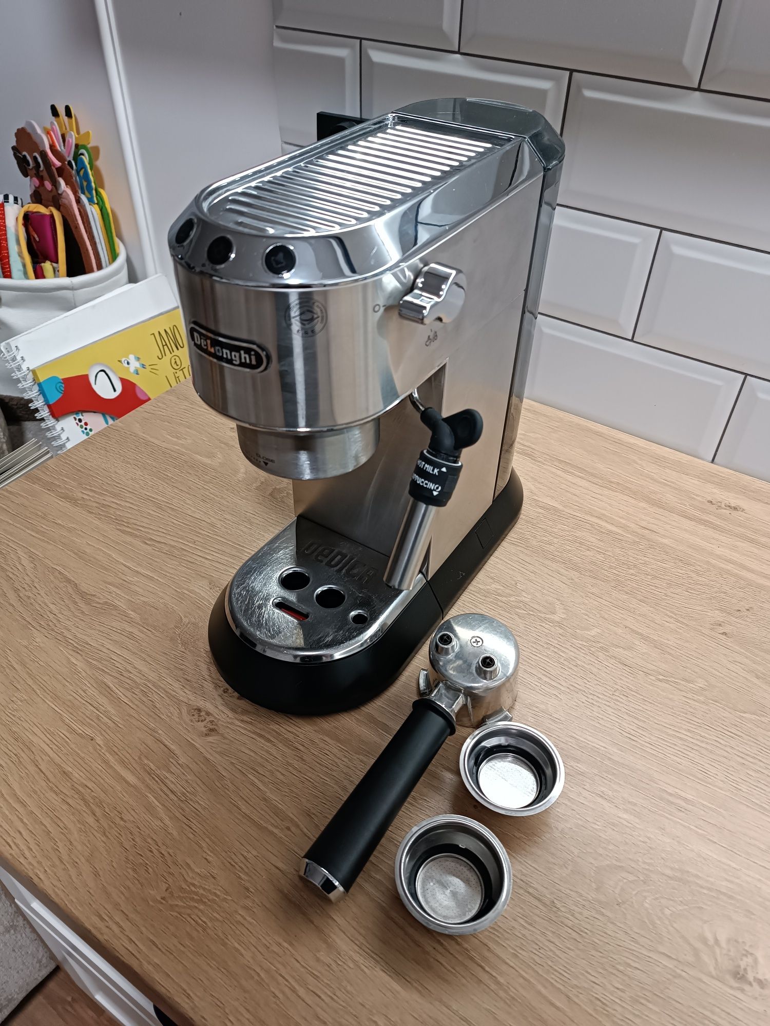 Ekspres kolbowy do kawy DeLonghi Dedica