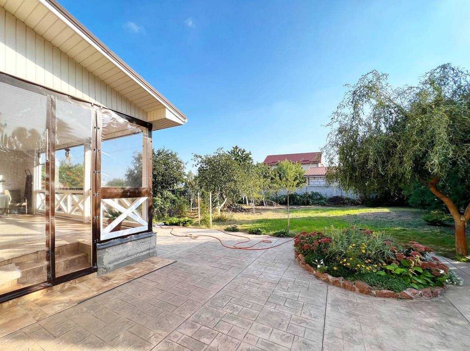 Продаж жилого будинку. Газ,камін,твердопалевний котел,гараж,підвал.