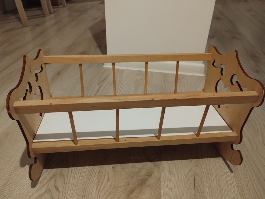 Drewniana kołyska dla lalek