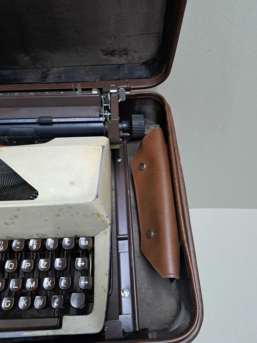 [Vintage] Máquina de escrever | REGIS