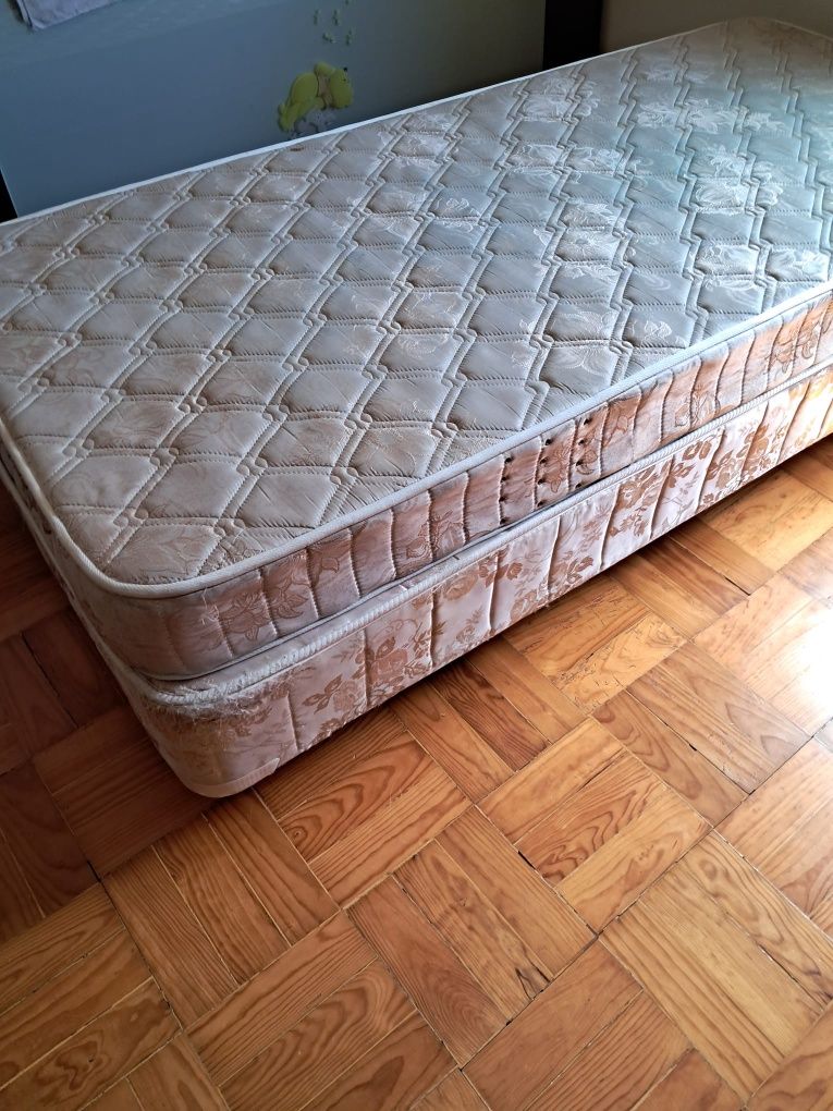 Cama solteiro com colchão