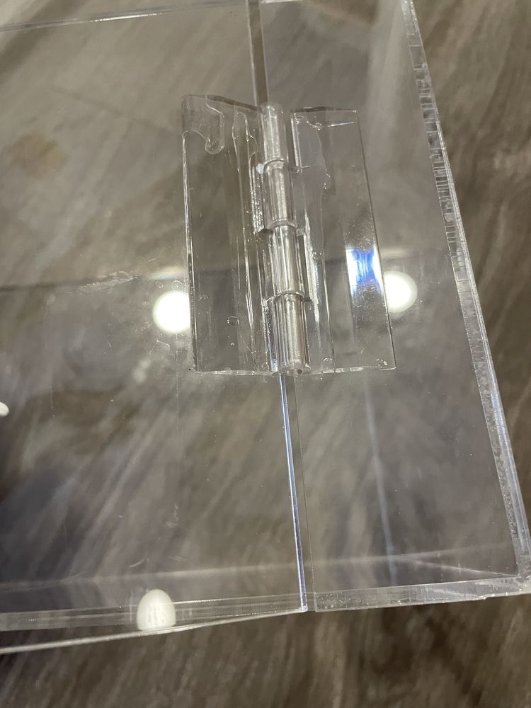 Dispensador em acrílico com dobradiça
