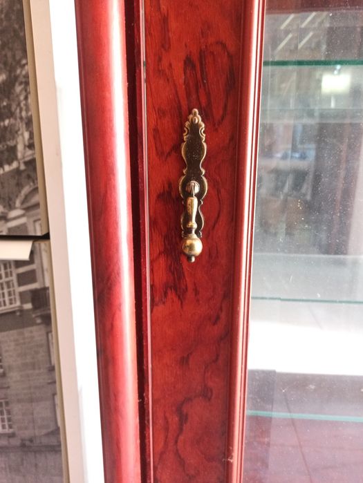 PARA DESOCUPAR! Móvel vitrine com espelho, gavetas e prateleiras de vi