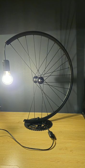 Lampa koło żarówka gratis