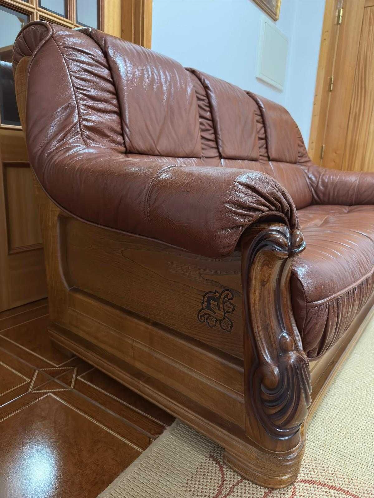Conjunto sofá e poltronas de pele