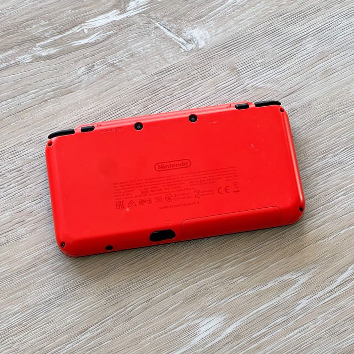 New Nintendo 2DS XL Poké Ball Edition