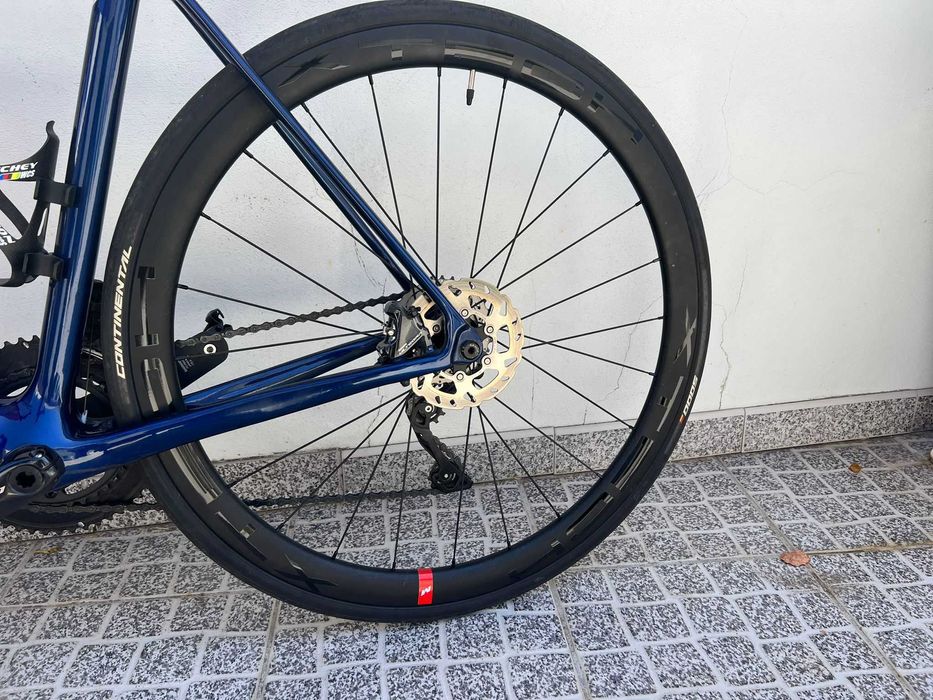 Biciclea de estrada em carbono.