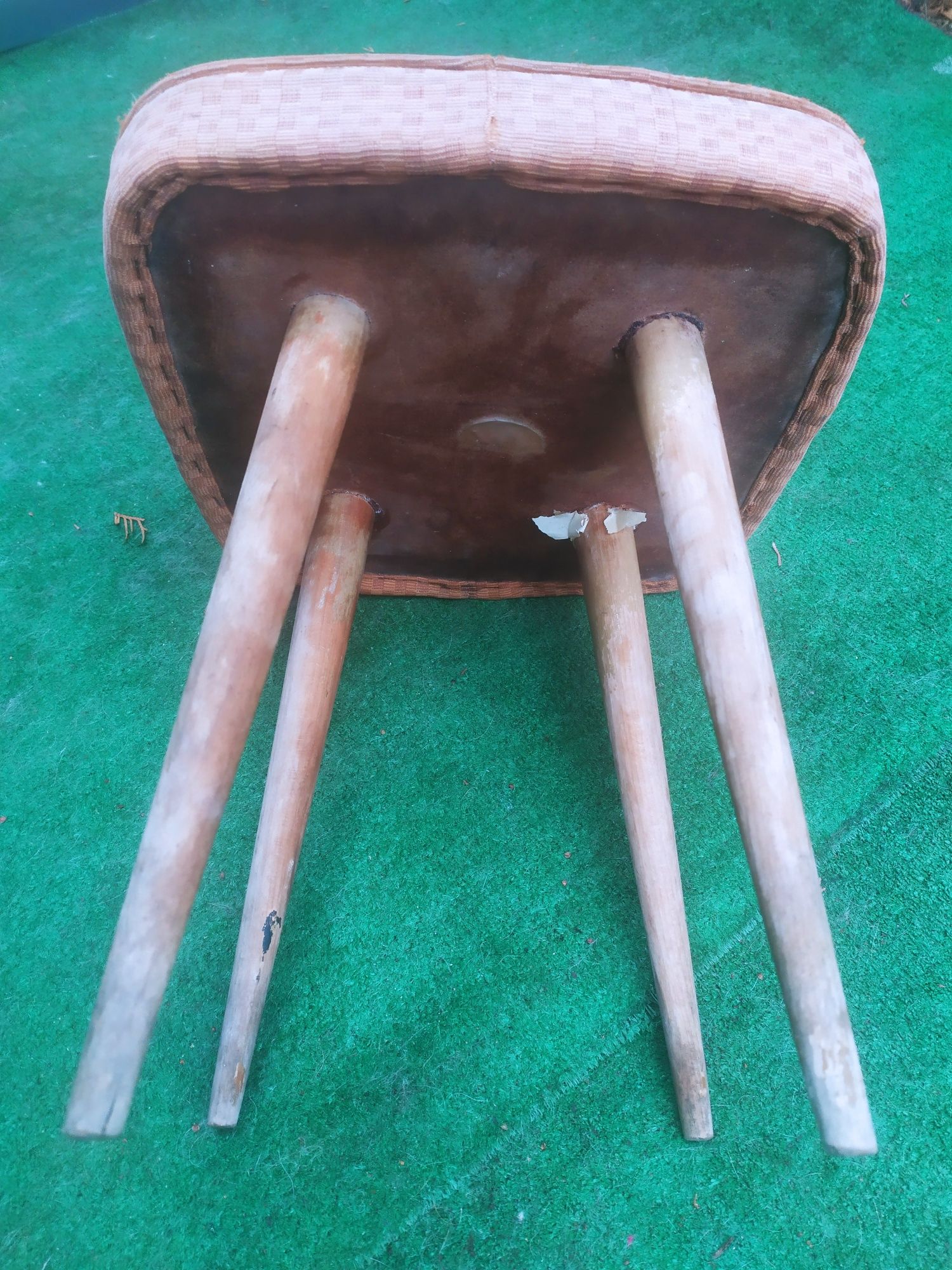 Drewniany stołek ryczka taboret patyczak PRL tapicerowany