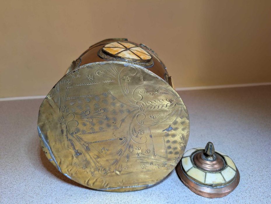 Stary marokański ręcznie robiony czajnik do herbaty z miedzi i kości