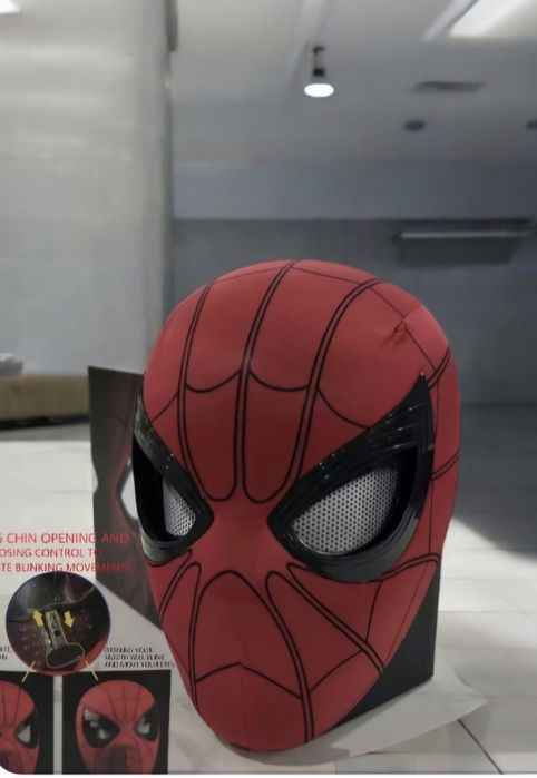 Czerwona maska spiderman