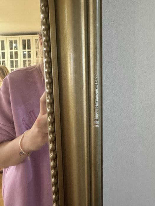 Duze lustro ścienne w zlotej ramie