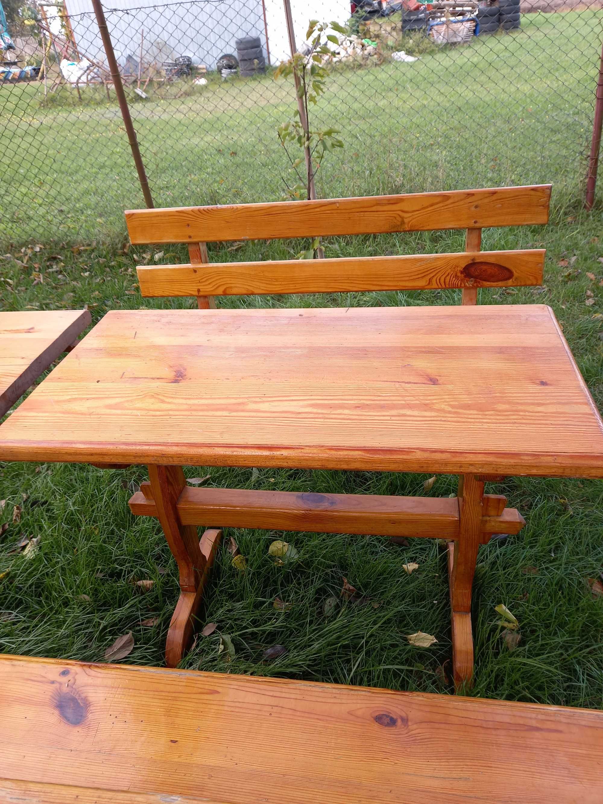 Stół drewniany z lawkami