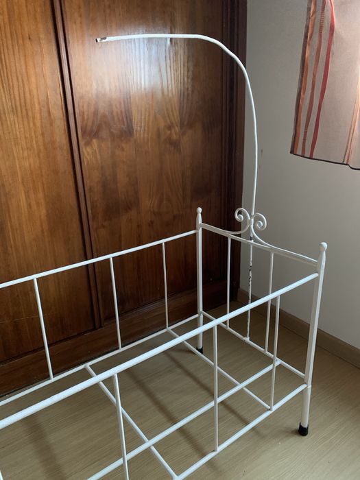Berço antigo em ferro pintado
