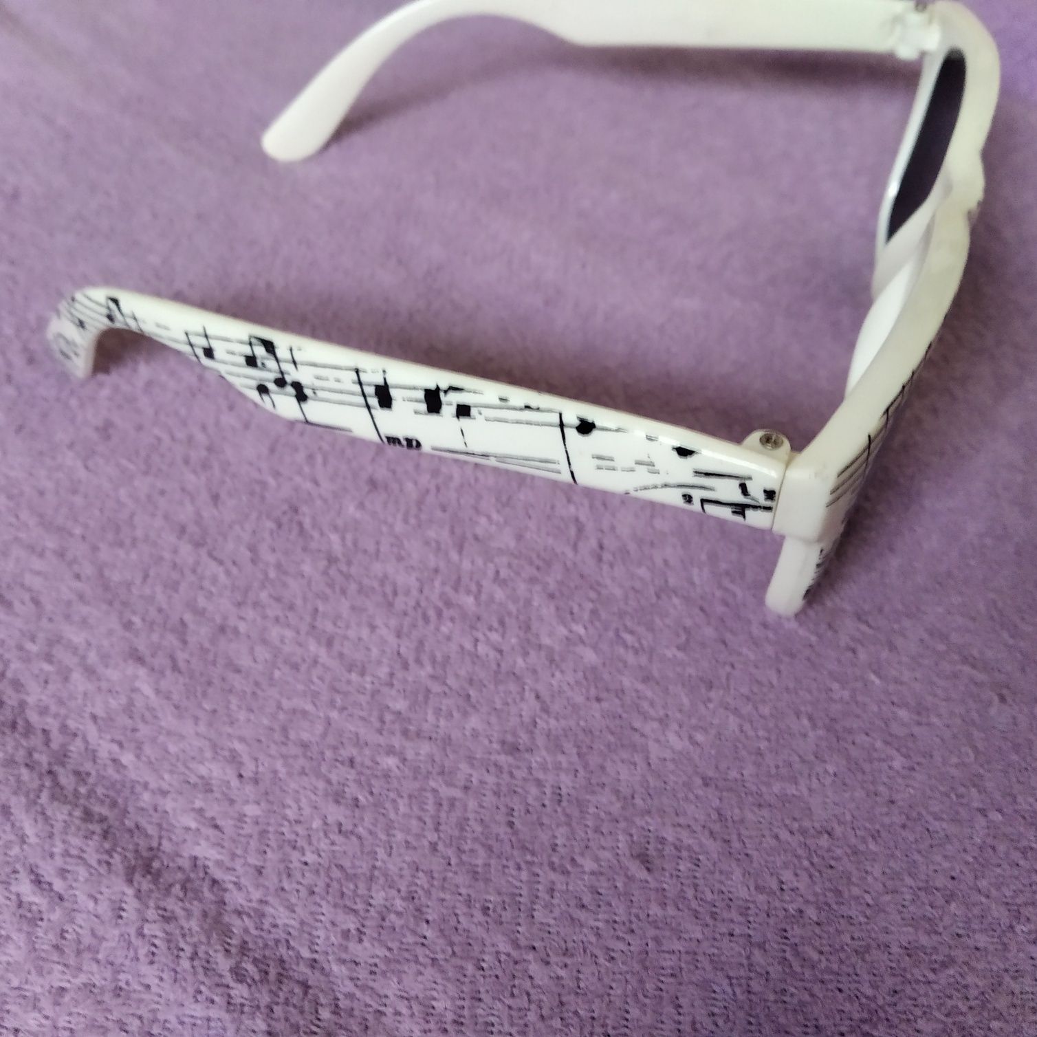 Okulary przeciwsłoneczne w nutki