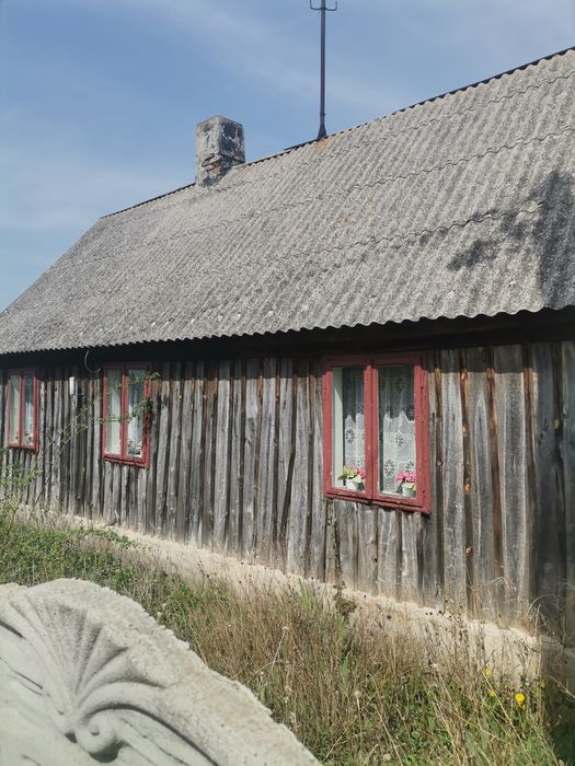 Działka 7 ar z drewnianym domem i budynkiem gospodarczym