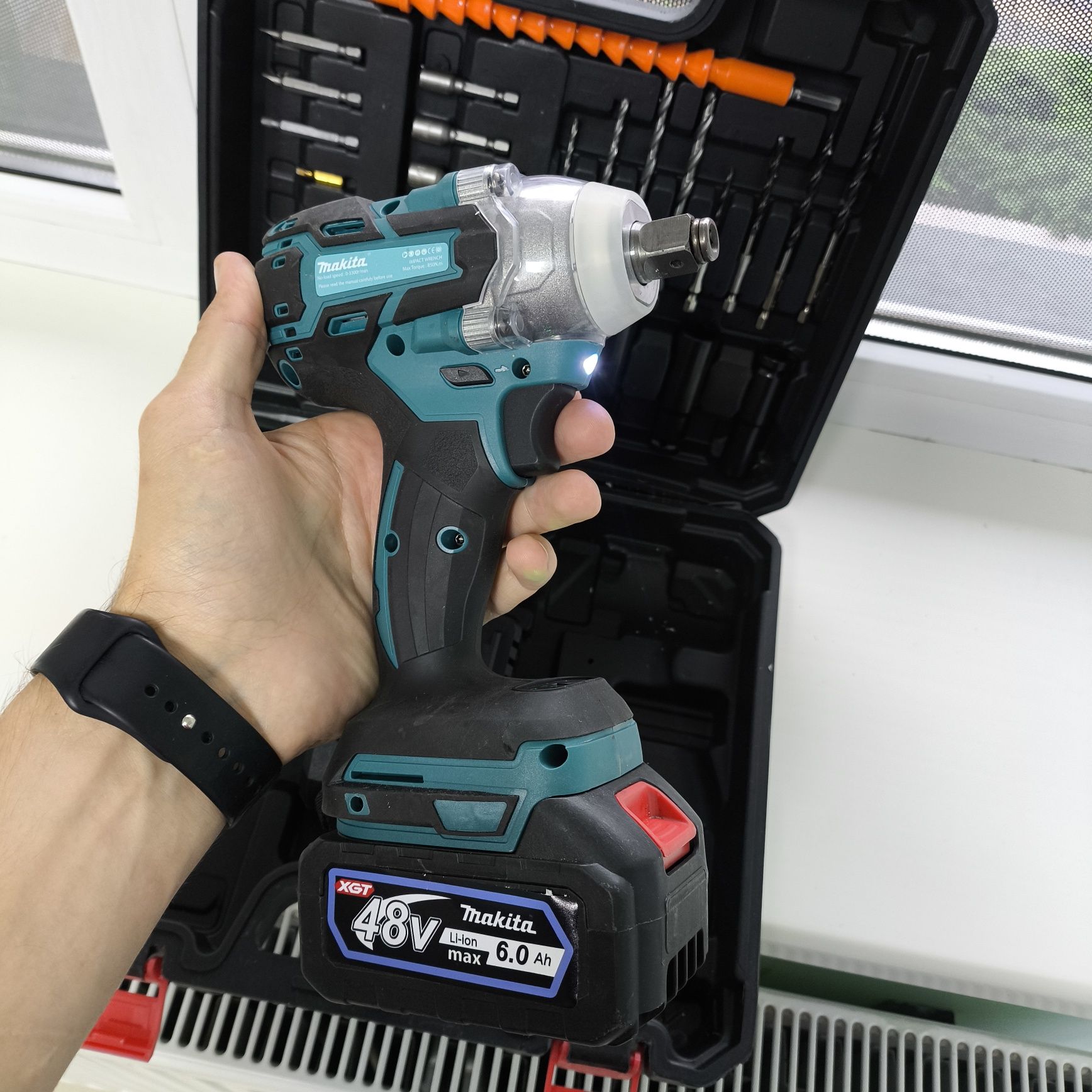 Ударний гайковерт Makita, в кейсі з комплектом