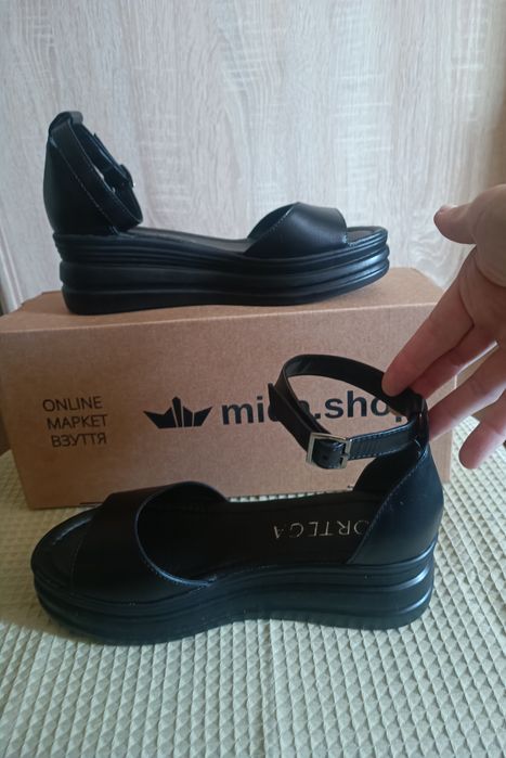 Нові шкіряні босоніжки 37р.