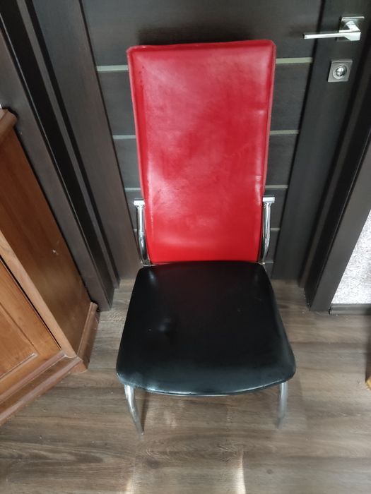 Продам коврик, кухонные,венские стулья под реставрацию.