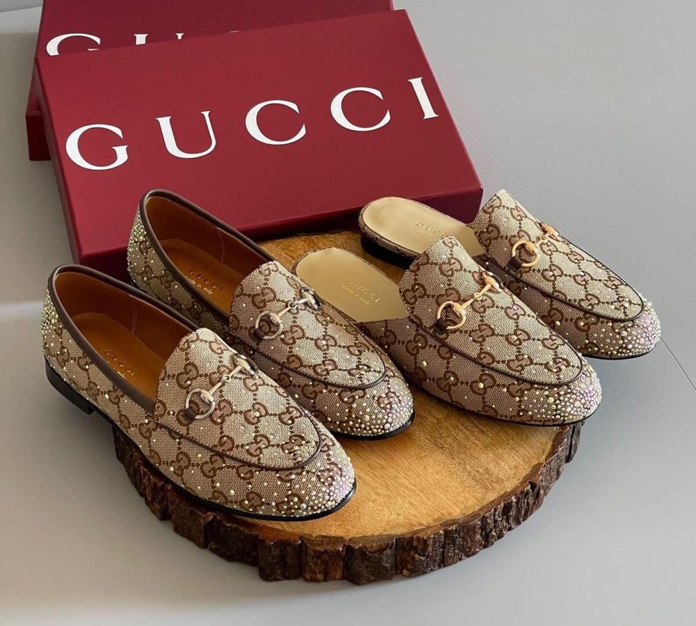 Mokasyny Gucci.