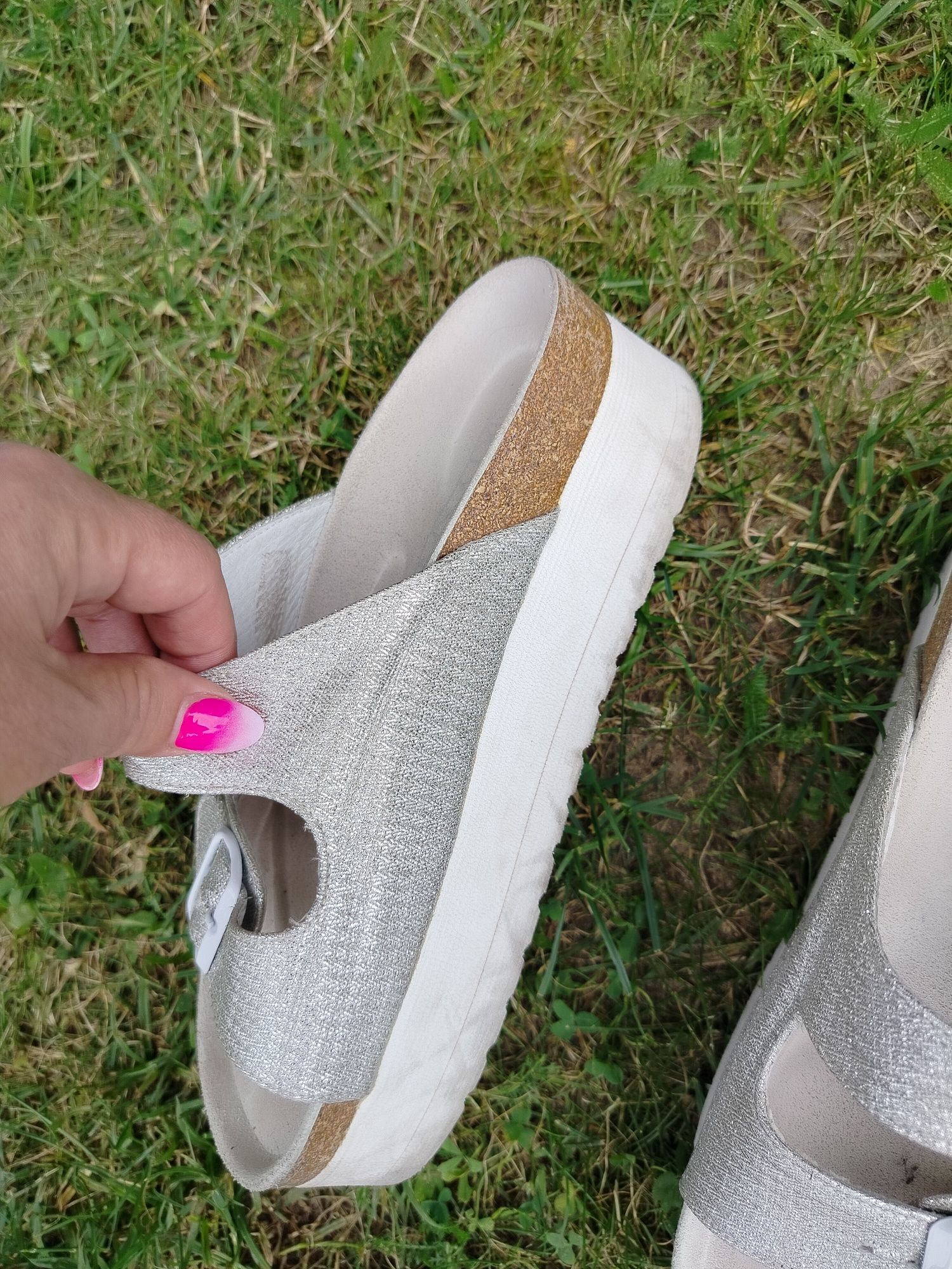Ładne Buty klapki srebrne wyprofilowane 38